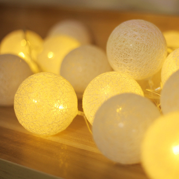 LED нишка с памучни топчета за вътрешна декорация, кутия за батерии, дистанционно управление с димер, IP44