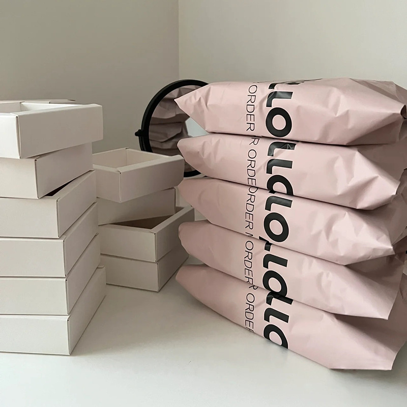 Ekspresinis maišelis - LDPE medžiaga, apkrova iki 5 kg, savarankiškai užsegamas, prisitaikomas užsegimo ilgis, spausdintas logotipas