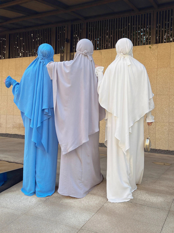 Két darab Ice Silk köntös és fejkendő szett — gyűrött, egyszínű, zsebbel, hosszú köntös lámpás ujjal (Poliészter; fő anyag ≥95%; préselt kivitel; Hossz: hosszú szoknya; Ujjak: lámpás)