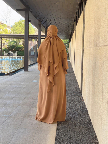 Két darab Ice Silk köntös és fejkendő szett — gyűrött, egyszínű, zsebbel, hosszú köntös lámpás ujjal (Poliészter; fő anyag ≥95%; préselt kivitel; Hossz: hosszú szoknya; Ujjak: lámpás)