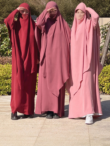 Két darab Ice Silk köntös és fejkendő szett — gyűrött, egyszínű, zsebbel, hosszú köntös lámpás ujjal (Poliészter; fő anyag ≥95%; préselt kivitel; Hossz: hosszú szoknya; Ujjak: lámpás)