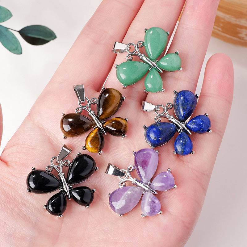 Pillangó medálos nyaklánc kristályból és agátból, fémötvözetben – modern minimalist stílus