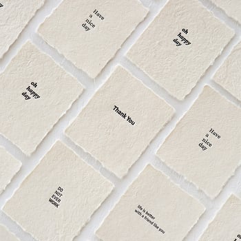 Fona dekoratīvi rotājumi no papīra produktu fotografēšanai