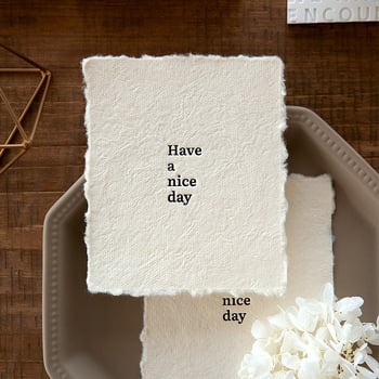 Fona dekoratīvi rotājumi no papīra produktu fotografēšanai