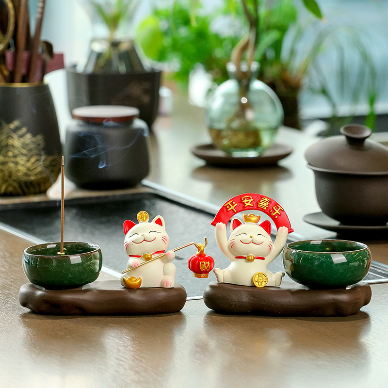 Maneki-neko füstölő tartó, gyanta anyagból, rajzfilmszerű stílus, Wisdom Forest márka, ideális ajándék