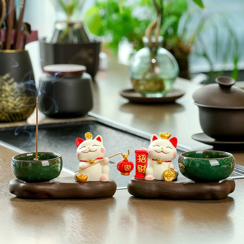 Maneki-neko füstölő tartó, gyanta anyagból, rajzfilmszerű stílus, Wisdom Forest márka, ideális ajándék