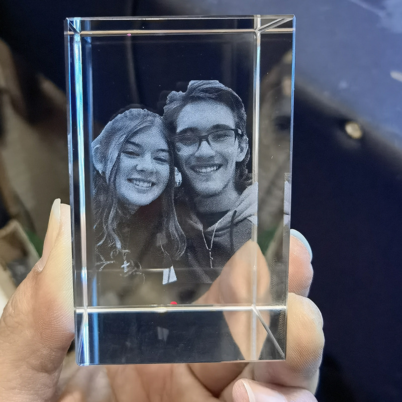 Egyedi kristály dísztárgy szív, kör és téglalap formában; fehér kristály; csiszolás; polírozás; testreszabható feldolgozás; ajándék doboz