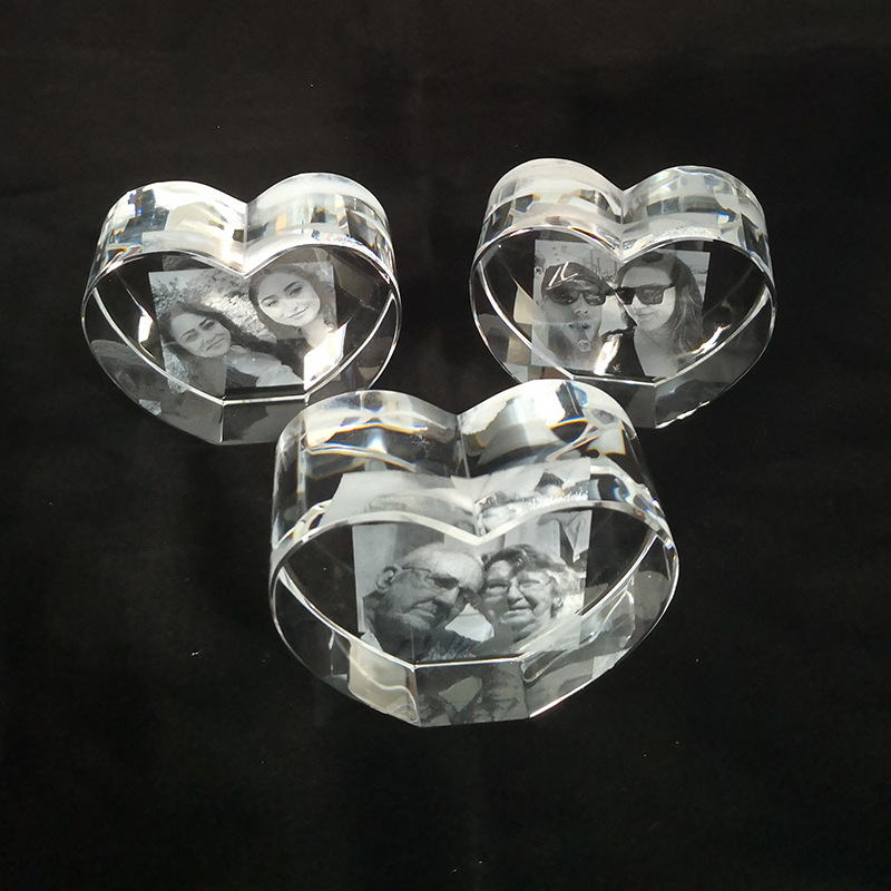 Egyedi kristály dísztárgy szív, kör és téglalap formában; fehér kristály; csiszolás; polírozás; testreszabható feldolgozás; ajándék doboz