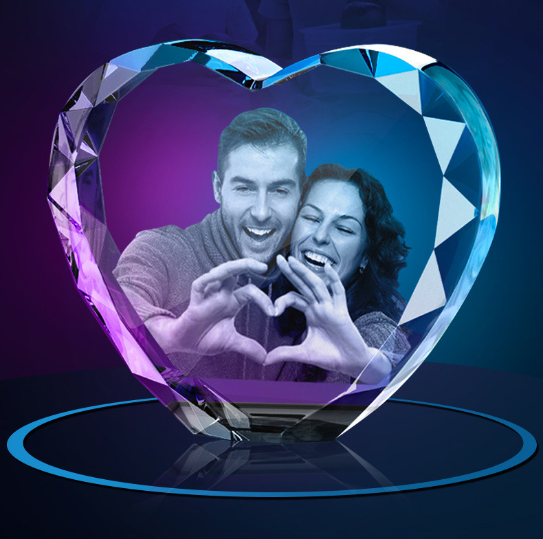 Kristály Szív – 3D lézerrel gravírozott kisállat portré a díszdobozon, anyaga: kristály, modern minimalista stílus, nettó tömeg 1,7 kg