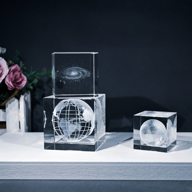 Kristálykocka íróasztali dísz – modern, minimalist stílusú kristály szobor otthoni dekorhoz