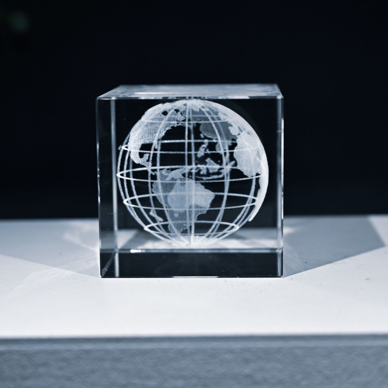 Kristálykocka íróasztali dísz – modern, minimalist stílusú kristály szobor otthoni dekorhoz