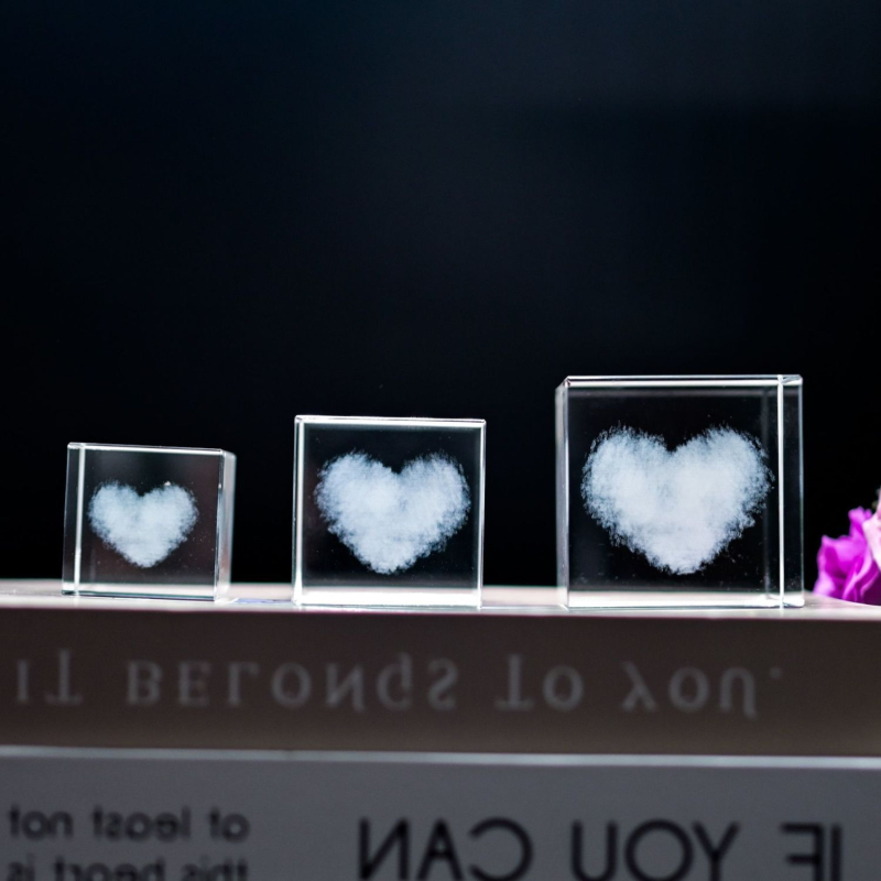 Kristálykocka íróasztali dísz – modern, minimalist stílusú kristály szobor otthoni dekorhoz