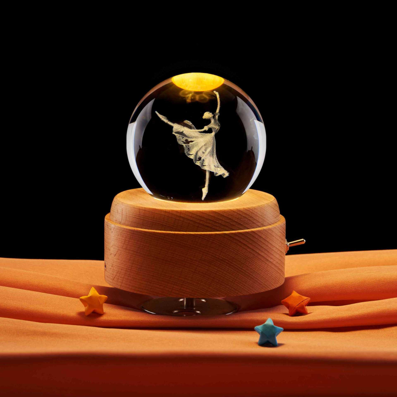 Кристална топка с бял кристал, модерен минималистичен стил, картонено опаковане