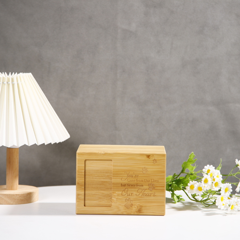 Urnă pentru animale de companie, cutie din lemn pentru incinerare câine, lemn natural, proces de sculptură, tapițerie interioară personalizabilă, sigla personalizabilă
