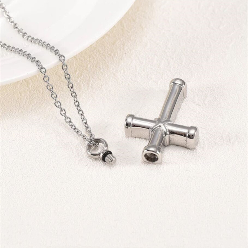 Nerūsējošā tērauda krusta piekariņš ar urnu kaklarotu, The Cross Series, modelis FLW686