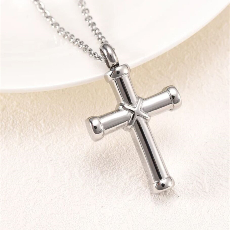 Nerūsējošā tērauda krusta piekariņš ar urnu kaklarotu, The Cross Series, modelis FLW686