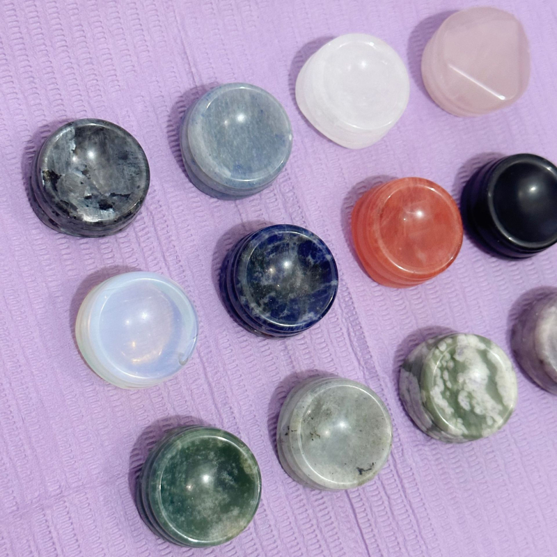 Suport decorativ pentru sferă din agat natural — tip cristal: cristal natural; bază rotundă pentru sferă; aspect: alte ornamente gravate