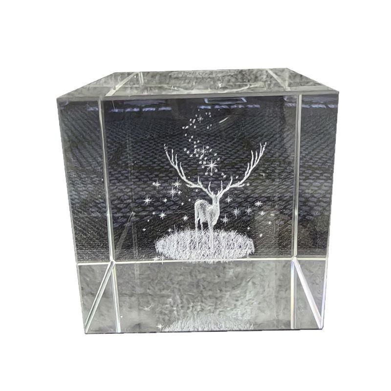 Кристално геометрично кубче с лазерно гравиран портрет на Буда Гуаньин, модерен минималистичен стил, подходящо за спалня