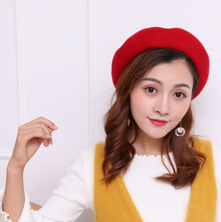 Moteriška vilnonė beretė su tweed tekstūra – Medžiaga: Wool; Audinys: Plain weave; Kategorija: Beretė; Lytis: Female; Neto svoris: 0.1 kg