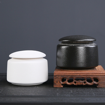 Keraminis arbatos laikymo indas su individualizuotu logotipu; šiuolaikiškas minimalistinis stilius; medžiaga: keramika; svoris: 0.5; pakuotė: kartonas arba dovanų dėžutė