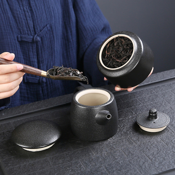 Keraminis arbatos laikymo indas su individualizuotu logotipu; šiuolaikiškas minimalistinis stilius; medžiaga: keramika; svoris: 0.5; pakuotė: kartonas arba dovanų dėžutė