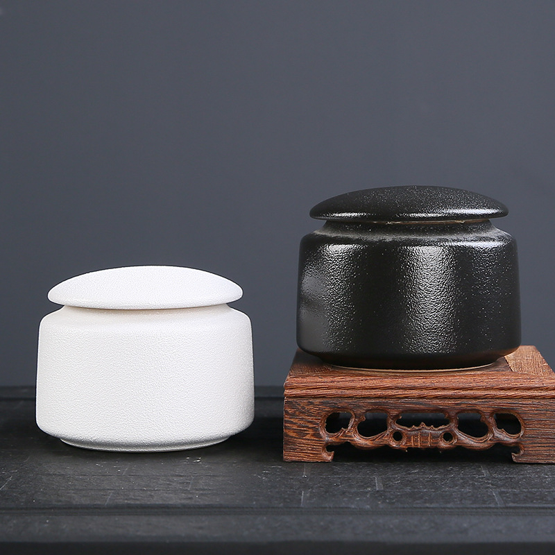 Keraminis arbatos laikymo indas su individualizuotu logotipu; šiuolaikiškas minimalistinis stilius; medžiaga: keramika; svoris: 0.5; pakuotė: kartonas arba dovanų dėžutė