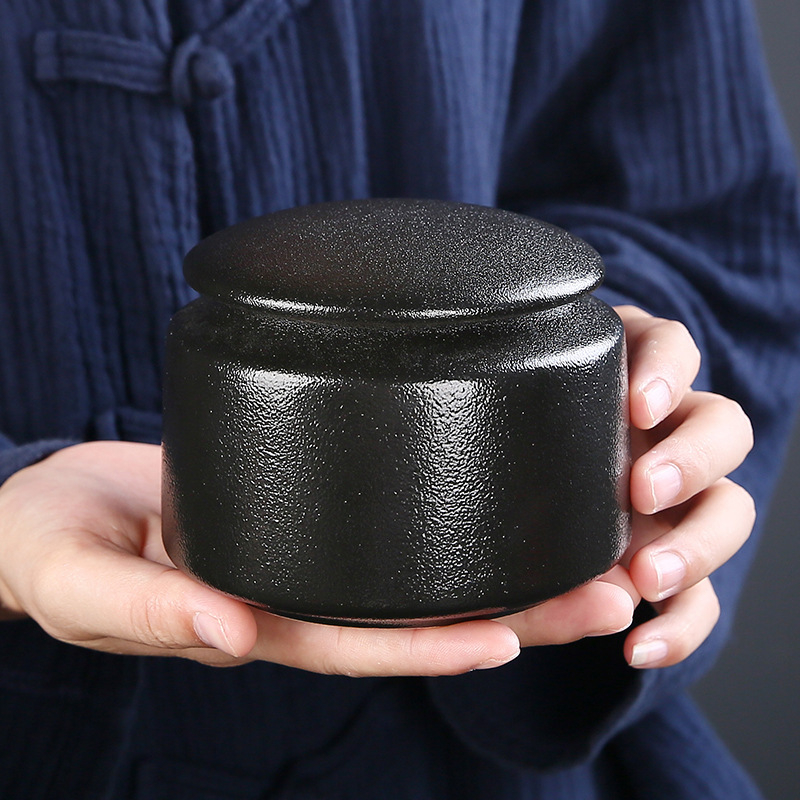 Keraminis arbatos laikymo indas su individualizuotu logotipu; šiuolaikiškas minimalistinis stilius; medžiaga: keramika; svoris: 0.5; pakuotė: kartonas arba dovanų dėžutė