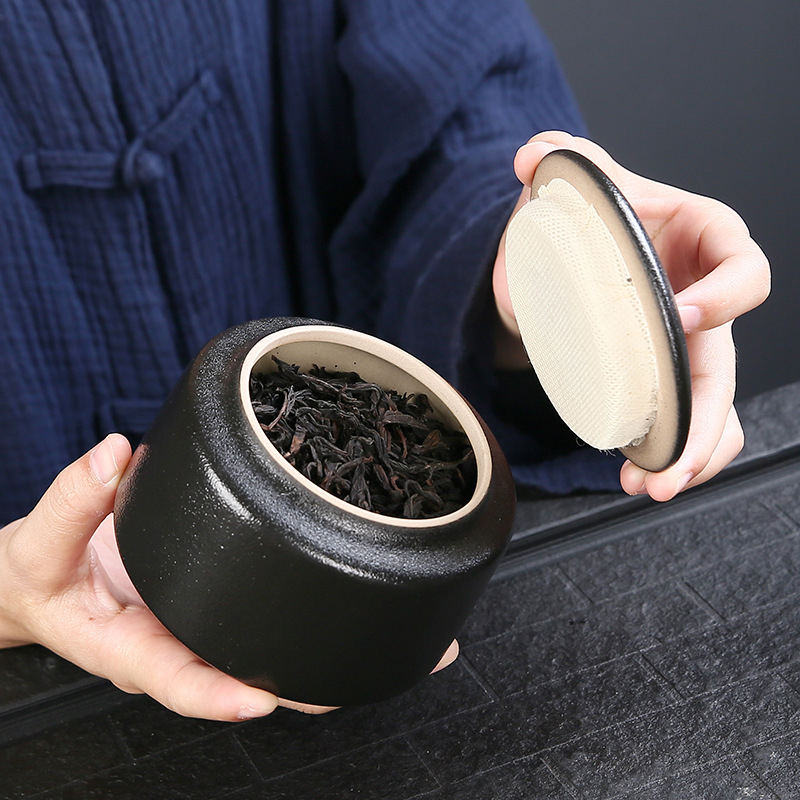 Keraminis arbatos laikymo indas su individualizuotu logotipu; šiuolaikiškas minimalistinis stilius; medžiaga: keramika; svoris: 0.5; pakuotė: kartonas arba dovanų dėžutė