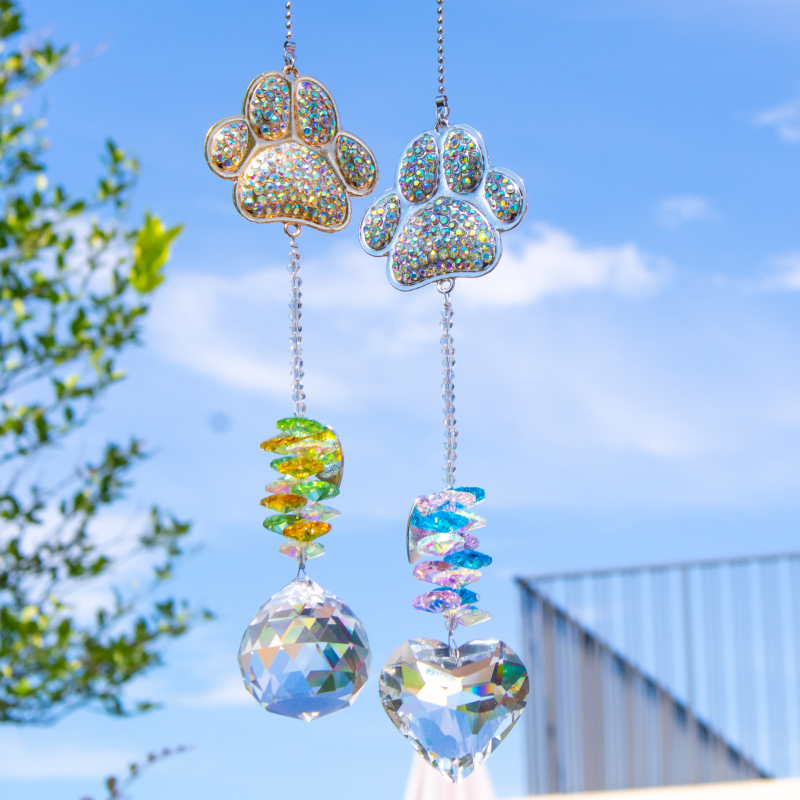 Кристална висулка за спомен на домашен любимец с отпечатък на лапа – прозоречен ловец на слънце (Материал: K9 кристал; Категория: кристална висулка; Подходящи поводи: Сватба, Рожден ден, Пътувания, Завършване)