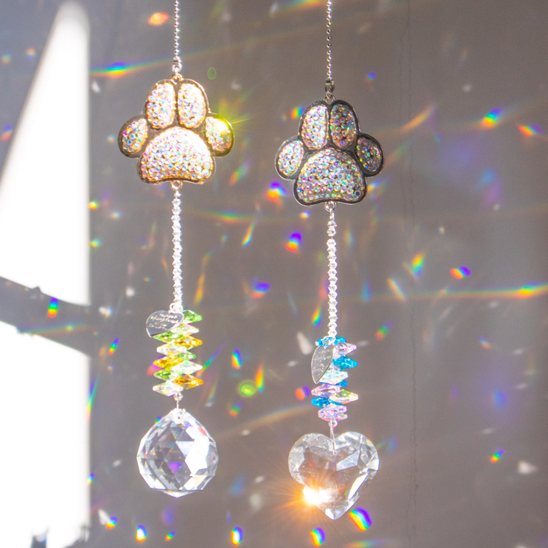 Кристална висулка за спомен на домашен любимец с отпечатък на лапа – прозоречен ловец на слънце (Материал: K9 кристал; Категория: кристална висулка; Подходящи поводи: Сватба, Рожден ден, Пътувания, Завършване)