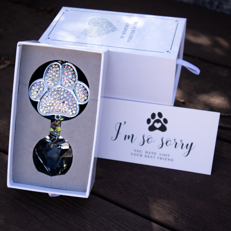 Кристална висулка за спомен на домашен любимец с отпечатък на лапа – прозоречен ловец на слънце (Материал: K9 кристал; Категория: кристална висулка; Подходящи поводи: Сватба, Рожден ден, Пътувания, Завършване)