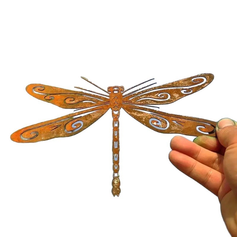Metalni zidni ukras s dragonfly za vrt — životinjski ukras, moderni minimalistički stil; materijal: metal; kategorija: životinje; pogodni prostori: dom, vrt, ured, događaji; pakiranje: PP vrećica.
