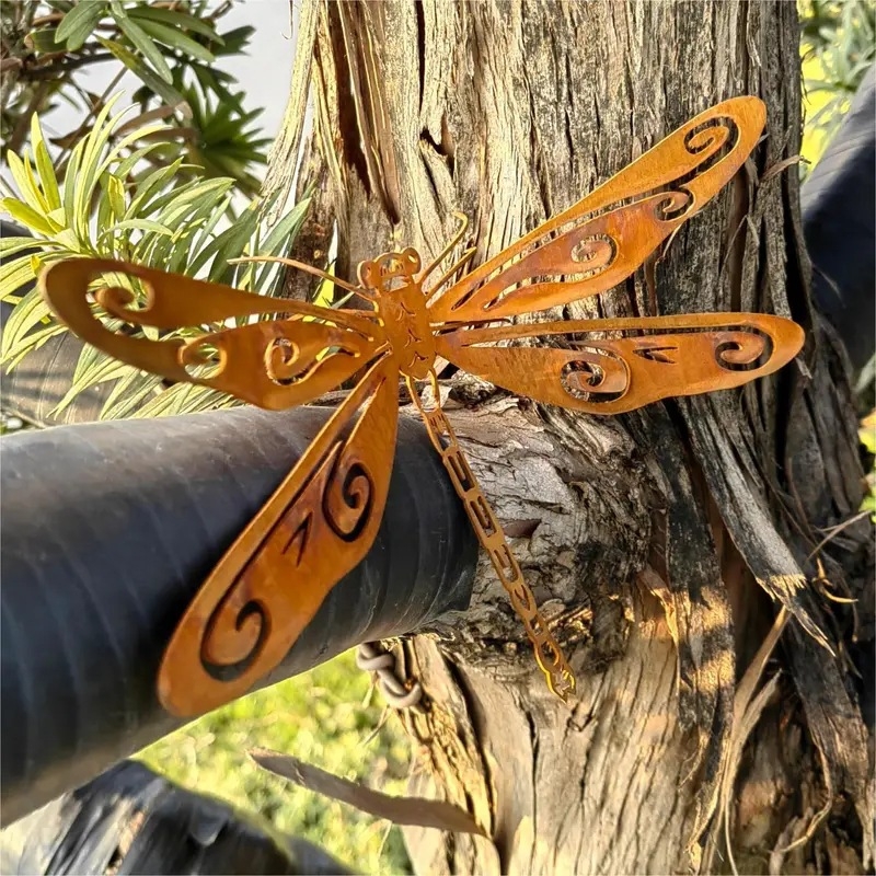 Metalni zidni ukras s dragonfly za vrt — životinjski ukras, moderni minimalistički stil; materijal: metal; kategorija: životinje; pogodni prostori: dom, vrt, ured, događaji; pakiranje: PP vrećica.