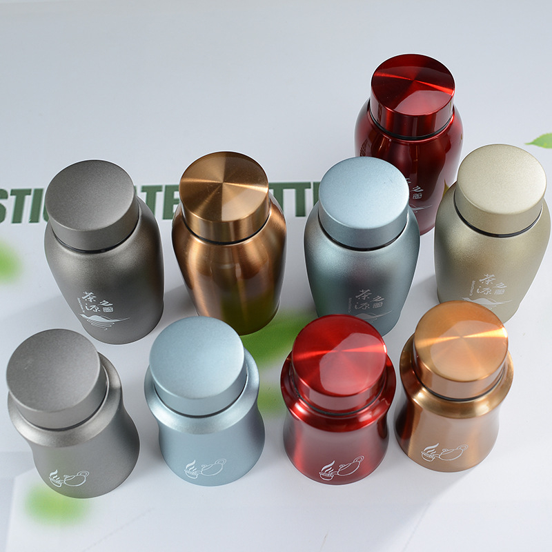 Nešiojamas uždaromas metalo arbatos indas kempingams ir kelionėms — lengvas prabangos stilius, nerūdijantis plienas, dažytas paviršius, logotipo spausdinimas galimas