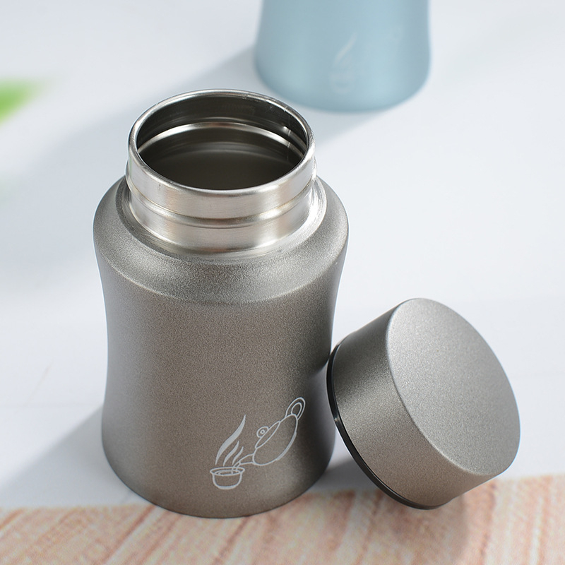 Nešiojamas uždaromas metalo arbatos indas kempingams ir kelionėms — lengvas prabangos stilius, nerūdijantis plienas, dažytas paviršius, logotipo spausdinimas galimas