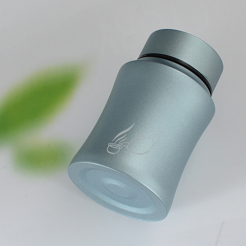 Nešiojamas uždaromas metalo arbatos indas kempingams ir kelionėms — lengvas prabangos stilius, nerūdijantis plienas, dažytas paviršius, logotipo spausdinimas galimas