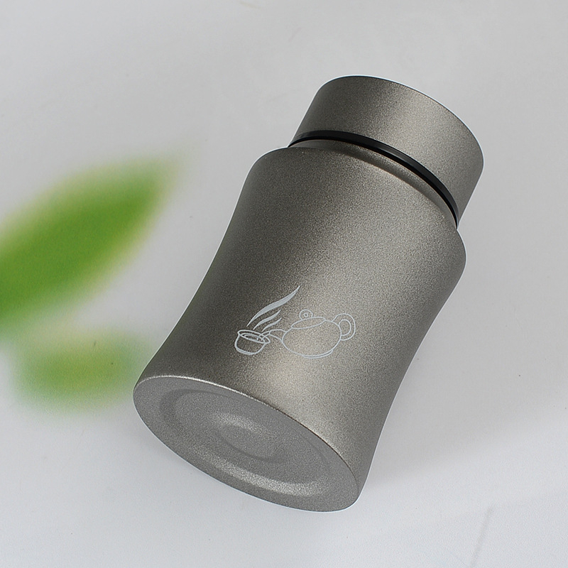 Nešiojamas uždaromas metalo arbatos indas kempingams ir kelionėms — lengvas prabangos stilius, nerūdijantis plienas, dažytas paviršius, logotipo spausdinimas galimas