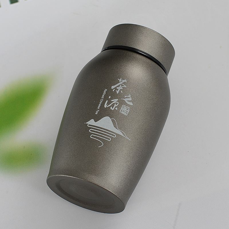 Nešiojamas uždaromas metalo arbatos indas kempingams ir kelionėms — lengvas prabangos stilius, nerūdijantis plienas, dažytas paviršius, logotipo spausdinimas galimas