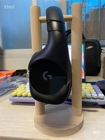 Επιτραπέζιο στήριγμα ακουστικών Pine headphone Holder, ξύλινη κατασκευή, τρισδιάστατος σχεδιασμός, συμπαγές επιτραπέζιο ράφι