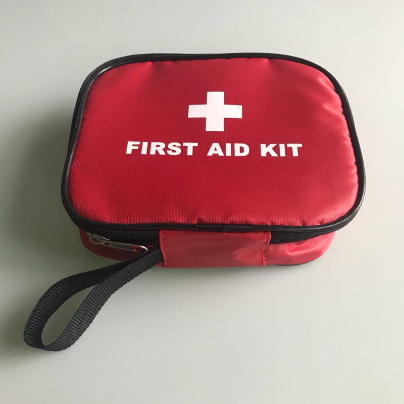 Elsősegélykészlet edzőtáska, 420D anyag, kozmetikumok, gyógyszerek, édességek és egyebek számára — egyszerű, modern stílus