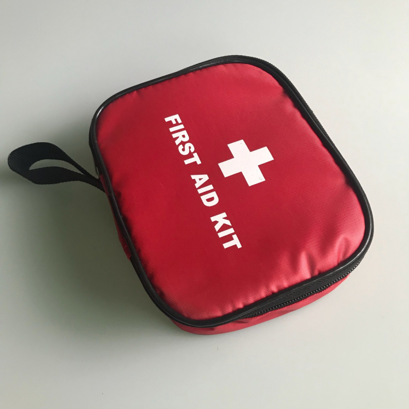 Elsősegélykészlet edzőtáska, 420D anyag, kozmetikumok, gyógyszerek, édességek és egyebek számára — egyszerű, modern stílus