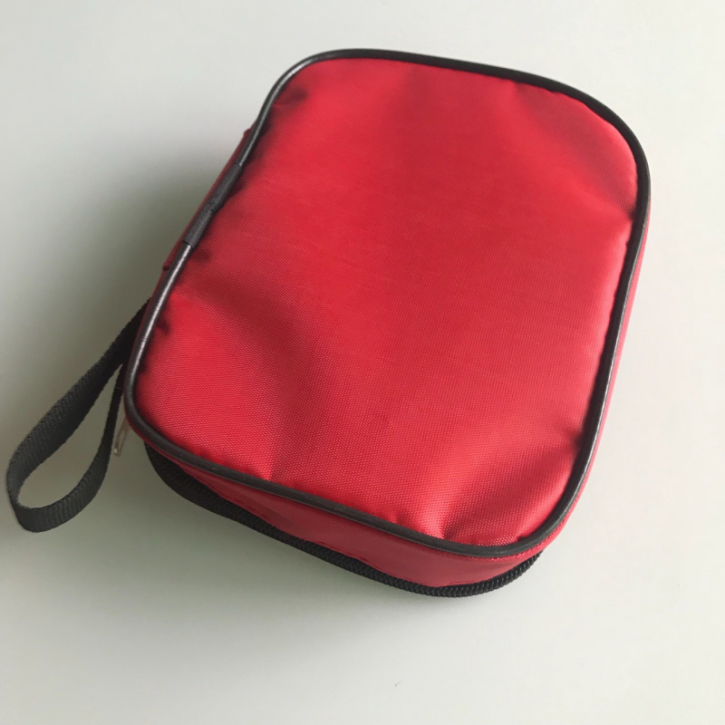 Elsősegélykészlet edzőtáska, 420D anyag, kozmetikumok, gyógyszerek, édességek és egyebek számára — egyszerű, modern stílus