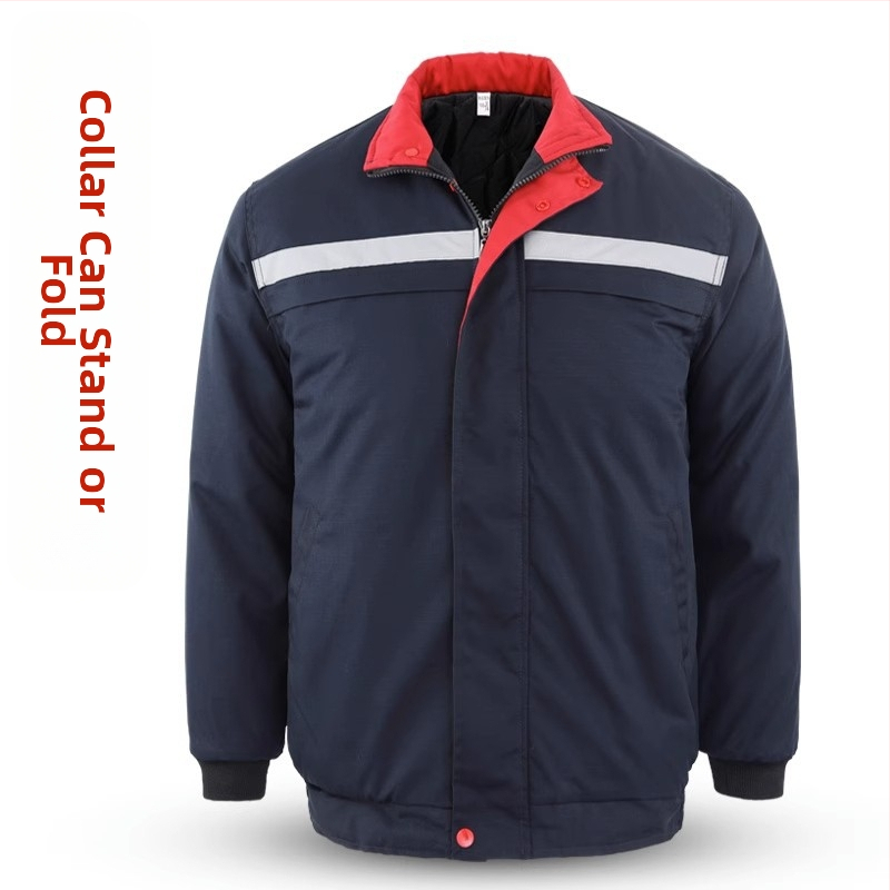 Зимно работно облекло: костюм с множество джобове, подплатен с поларена подплата, отразителни ленти за защита от студ при работа в завод