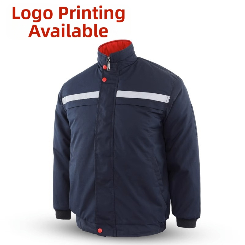 Зимно работно облекло: костюм с множество джобове, подплатен с поларена подплата, отразителни ленти за защита от студ при работа в завод