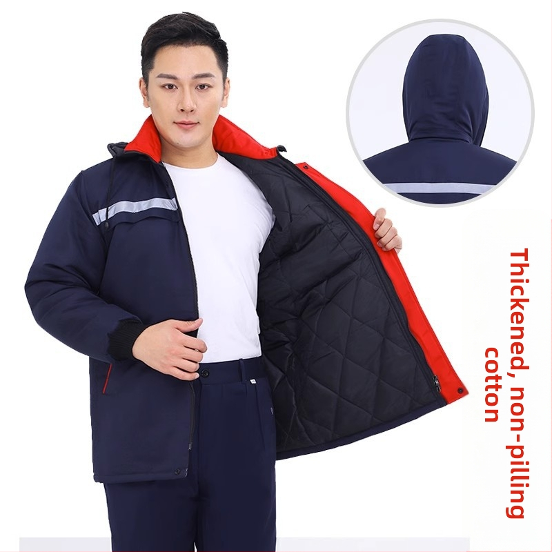 Зимно работно облекло: костюм с множество джобове, подплатен с поларена подплата, отразителни ленти за защита от студ при работа в завод