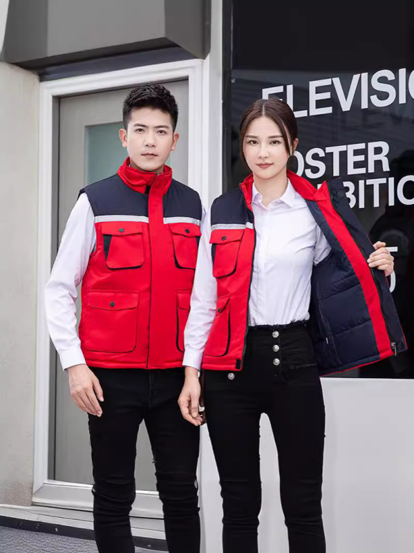 Žieminė storesnė medvilninė liemenė darbui, su stovinčiu apykakliliu, užtrauktuku, keliomis kišenėmis, tiesia apdaila