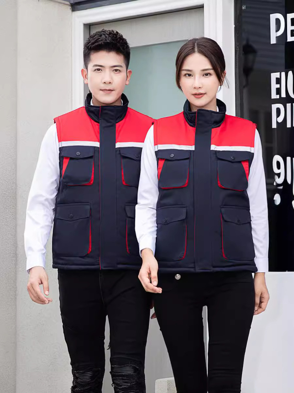 Žieminė storesnė medvilninė liemenė darbui, su stovinčiu apykakliliu, užtrauktuku, keliomis kišenėmis, tiesia apdaila