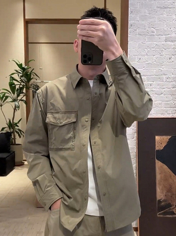 Liinist särk lapellõlise kraega, pikkade varrukatega, vaba lõige, ühes toonis, kevad 2025