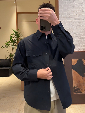 Λινό πουκάμισο με γιακά τύπου lapel, μακριά μανίκια, χαλαρή γραμμή, μονόχρωμο, άνοιξη 2025