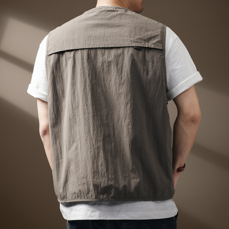 Medvilninė liemenė lauko žvejybai, siauras kirpimas, V kaklo su užtrauktuku, priekinis užtrauktukas, kišenės su užtrauktukais, lengvas audinys (64% medvilnė, 36% nailonas)